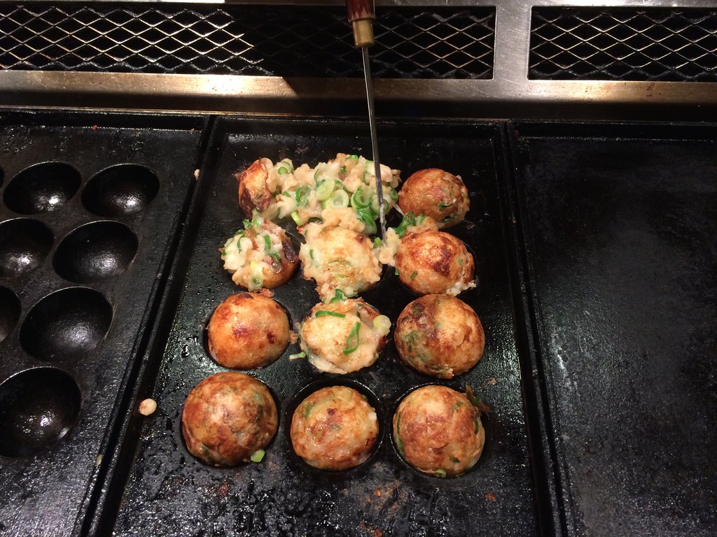 制作章鱼小丸子,只要器具合适并掌握方法,diy还是很轻松的.