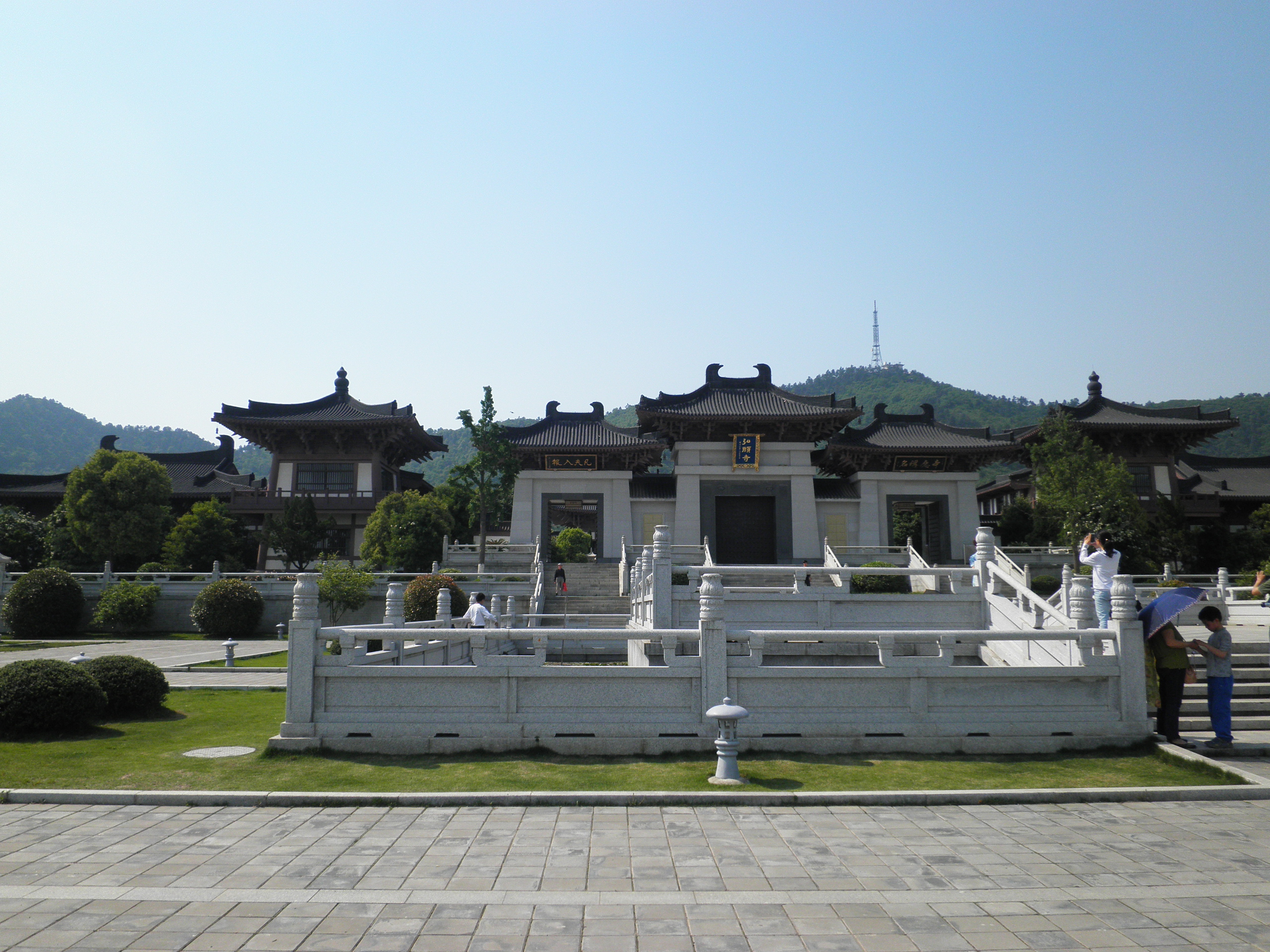 穿过大片大片的茶园,再经过弘愿寺,才真正到了敬亭山公园.