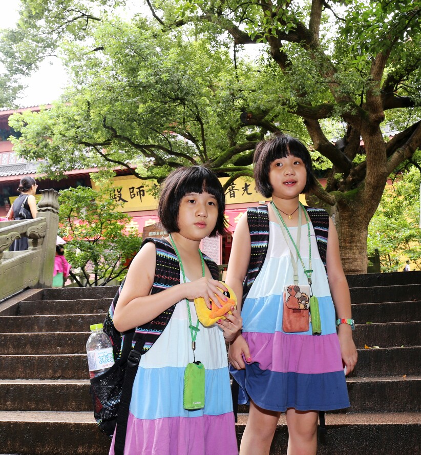 旅行摄影大展#小美女双胞胎自驾游杭州烂苹果乐园住第一世界大酒店