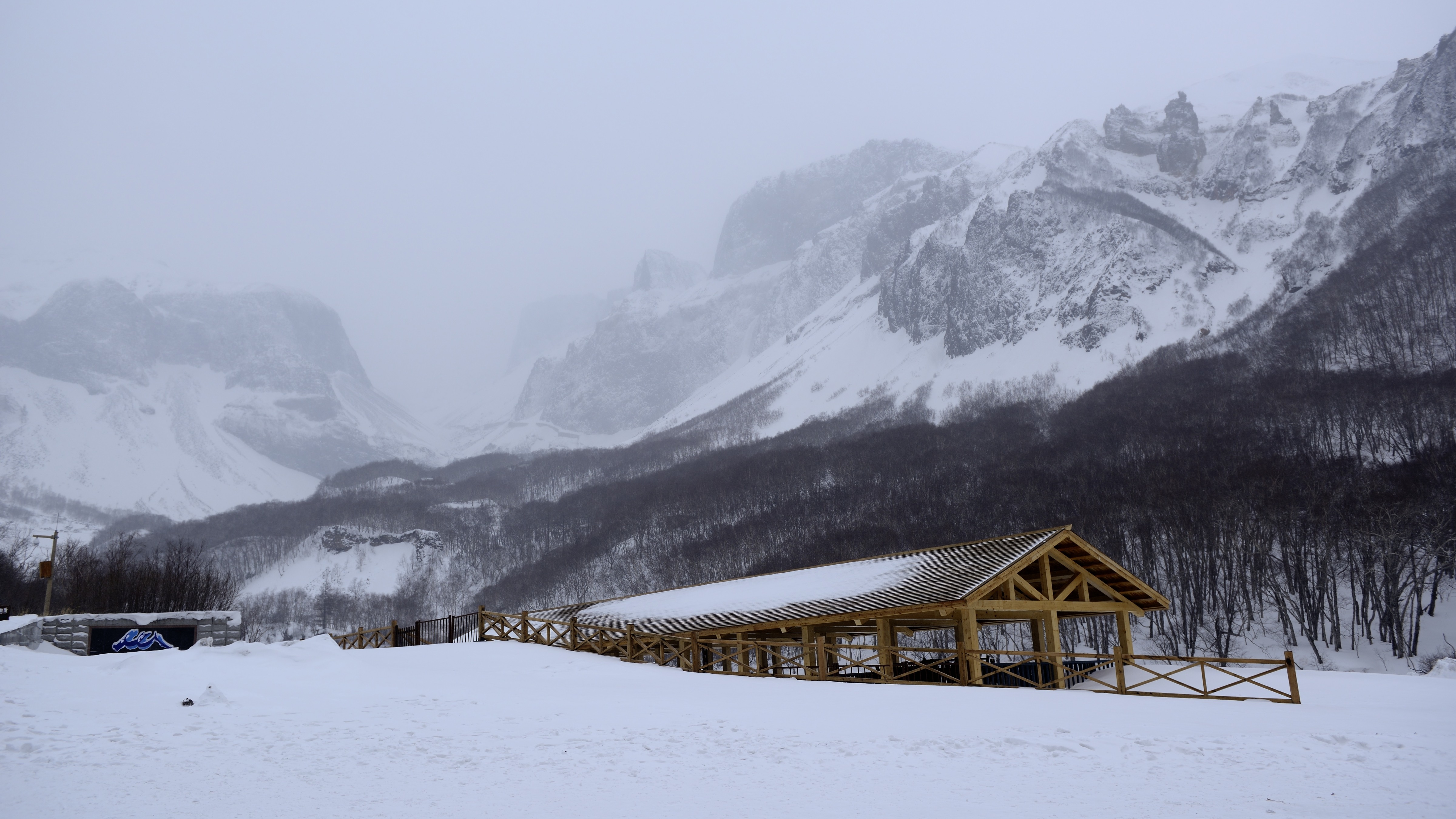 暴雪覆盖下的长白山