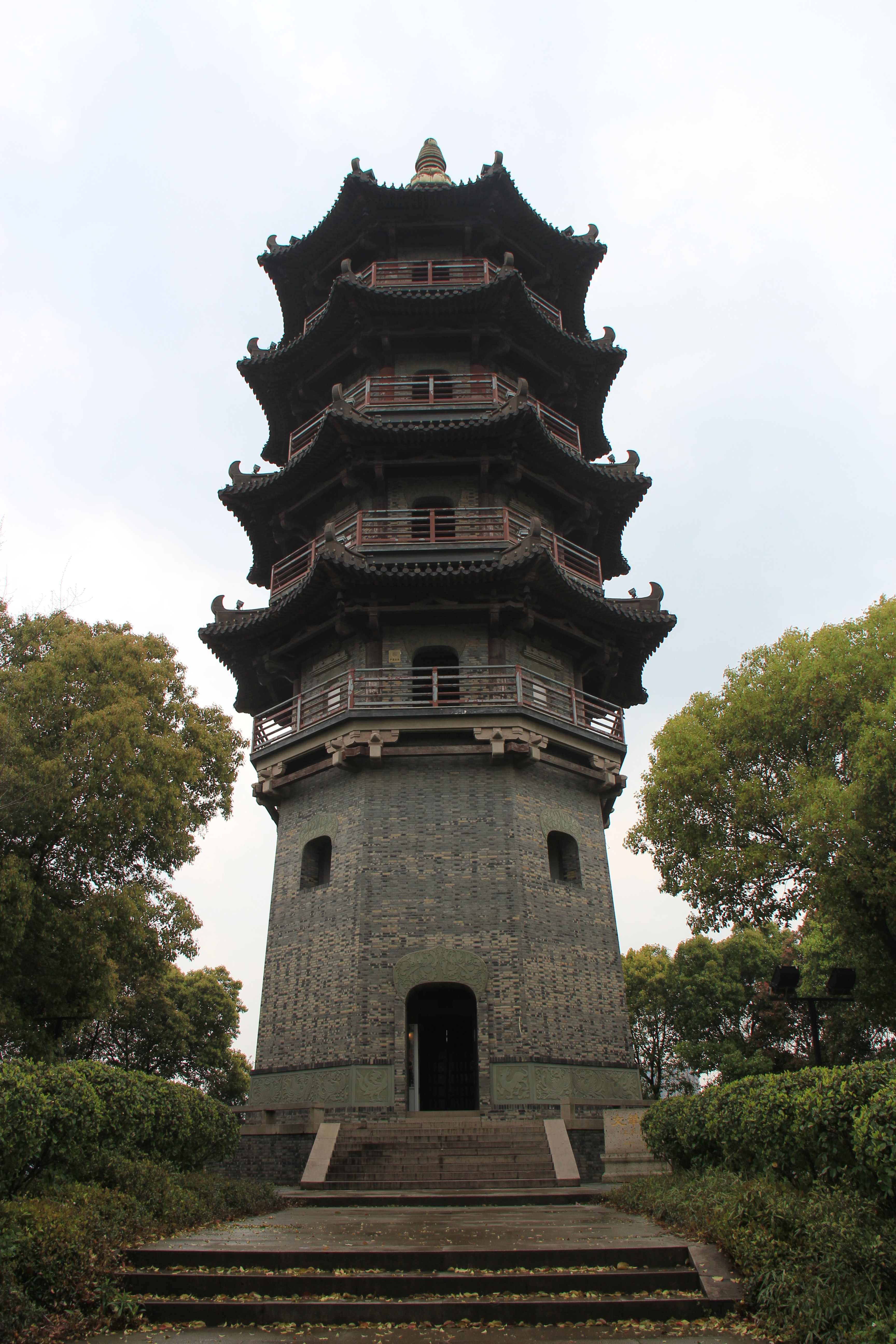 游蕺山公园,参观蕺山书院,状元亭,文笔塔,还登上文笔塔,观赏绍兴新城