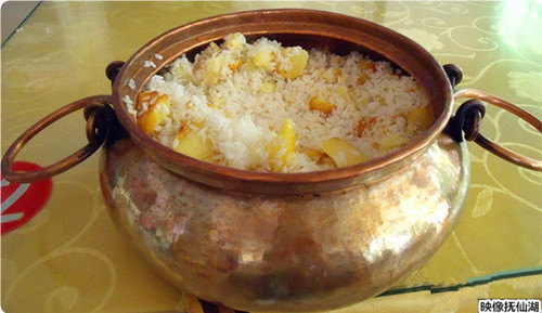 铜锅饭:里面有土豆和米饭