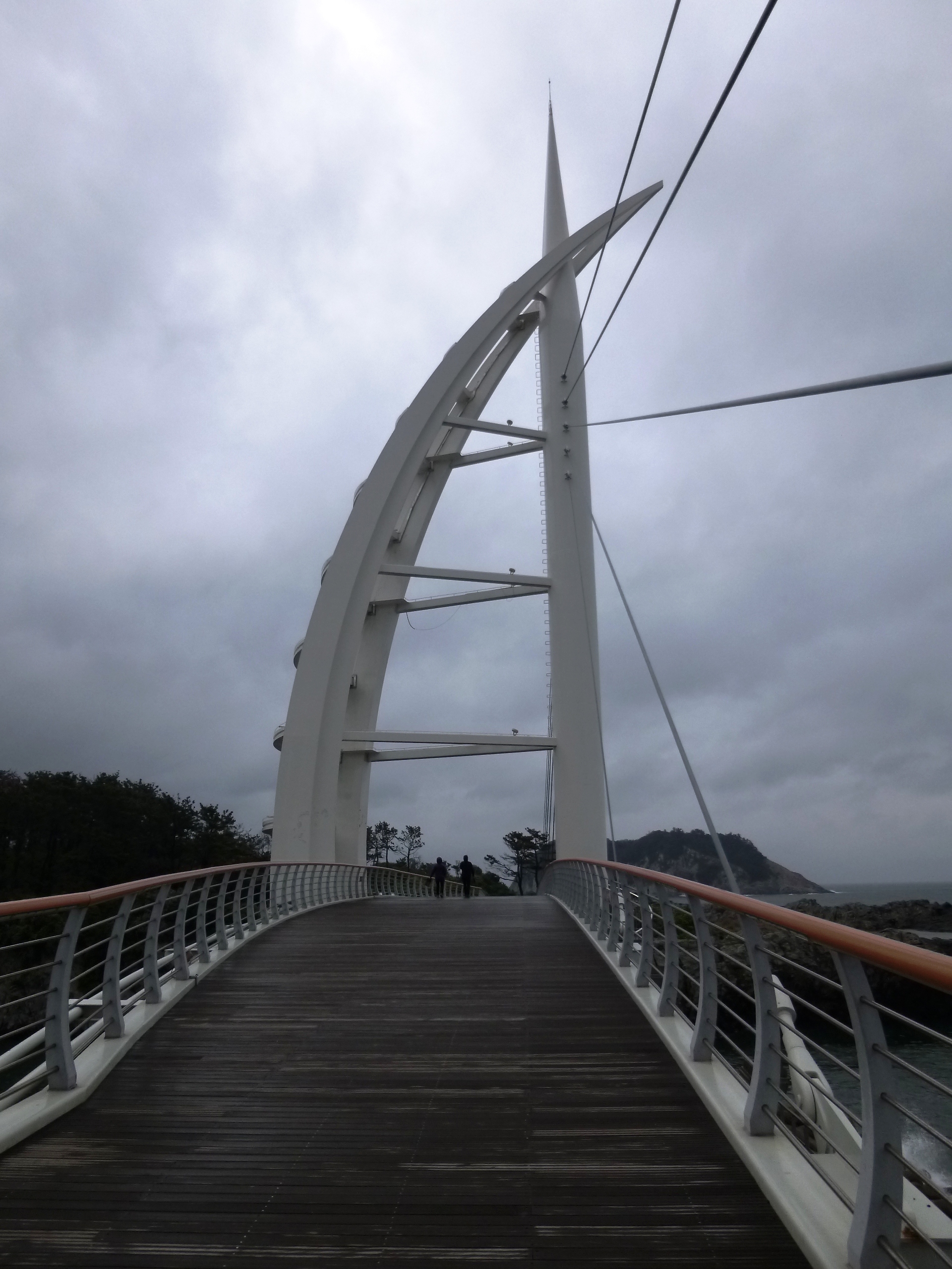 新缘桥是连接济州西归浦港与鸟岛的步行桥梁