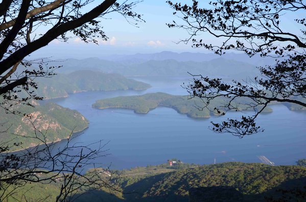 白山有多少人口_白山那个地方有桌子面