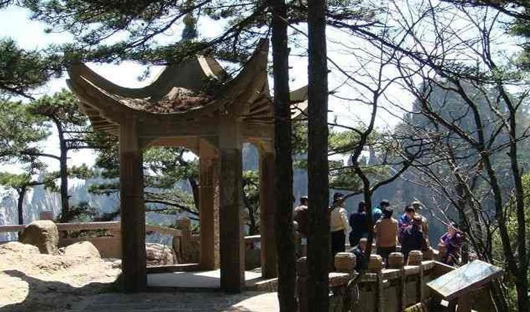 曙光亭,亭名.位于北海宾馆对面的狮子峰背上,下临散花坞,面对始信峰