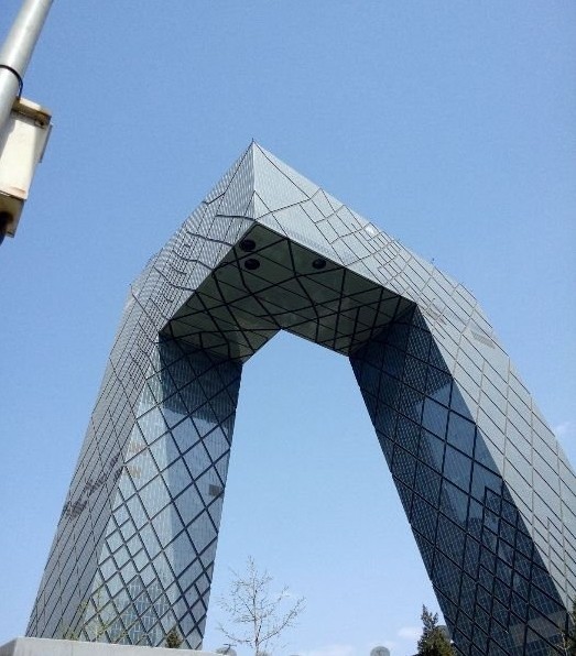 中央电视台总部大楼,位于北京商务中心区,内含央视总部大楼、电视文化中心、服务楼、庆典广场。 由荷兰人雷姆·库哈斯和德国人奥雷·舍人带领大都会建筑事务所(OMA)设计。中央电视台总部大楼建筑外形前卫,被美国《时代》评选为2007年世界十大建筑奇迹,并列的有北京当代万国城和国家体育场。