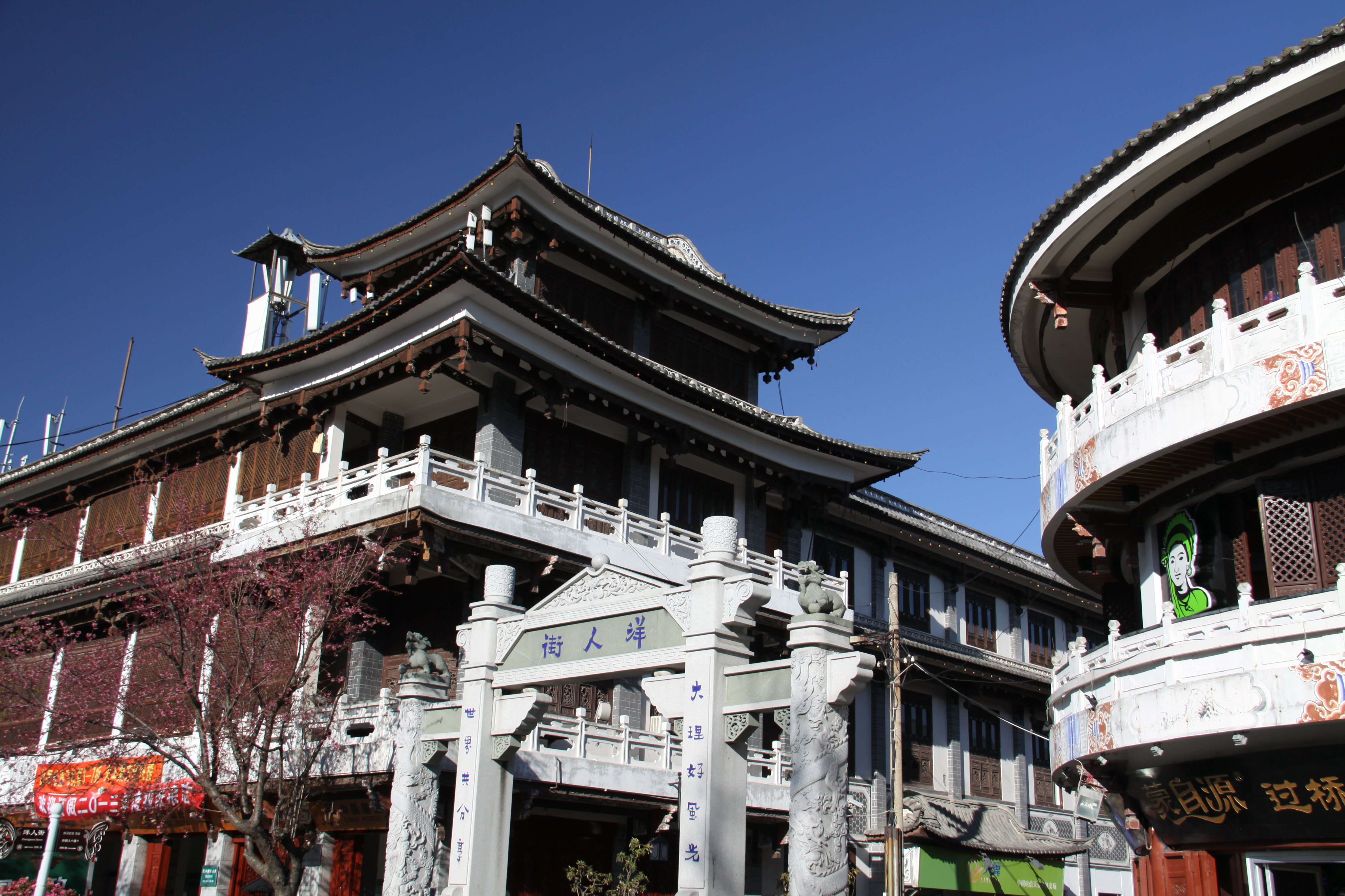 在大理古城里面,以前叫护国路。没有门票,其实周围都是很多小店,卖纪念品和特色小吃什么的,带上相机,和闺蜜、基友或者伴侣一起,一路拍照,一路吃吃逛逛,感受一下地道的大理风貌还是很好的,大理古城说大不大,说小也不小,因为虽然说都是一家一家小店,但是街道很长,而且还有很多的景点贯穿其中,都是免费游览的,很不错,游玩儿时间大概要半天,洋人街就在这其中,是很有独特味道的景点,算是大理的一条风景线了,很好。