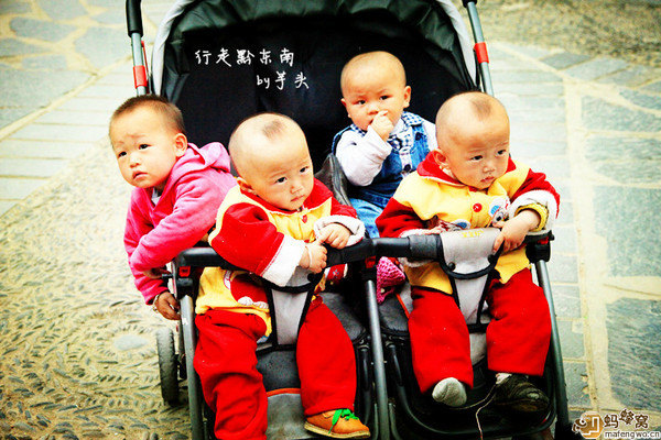 ------------------------------------------------------------------------------------------ ------------------------------------------------------------------------------------------ 温馨提示 一 、贵州的气候宜人。但由于贵阳位于云贵高原,属于高原气候,早晚温差较大,气温一 般在15左右。贵阳秋季夜雨较多,当地俗语说贵州下雨