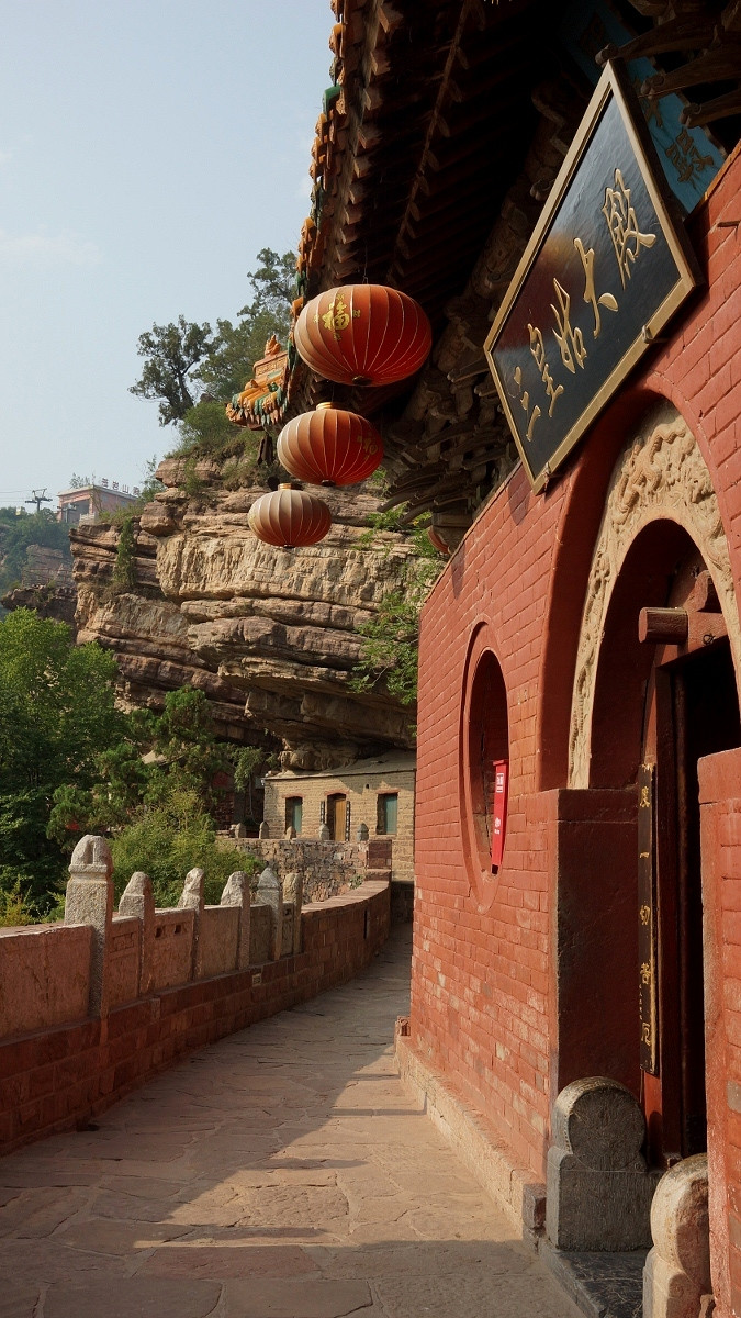 福庆寺气势雄伟,金碧辉煌.整座寺