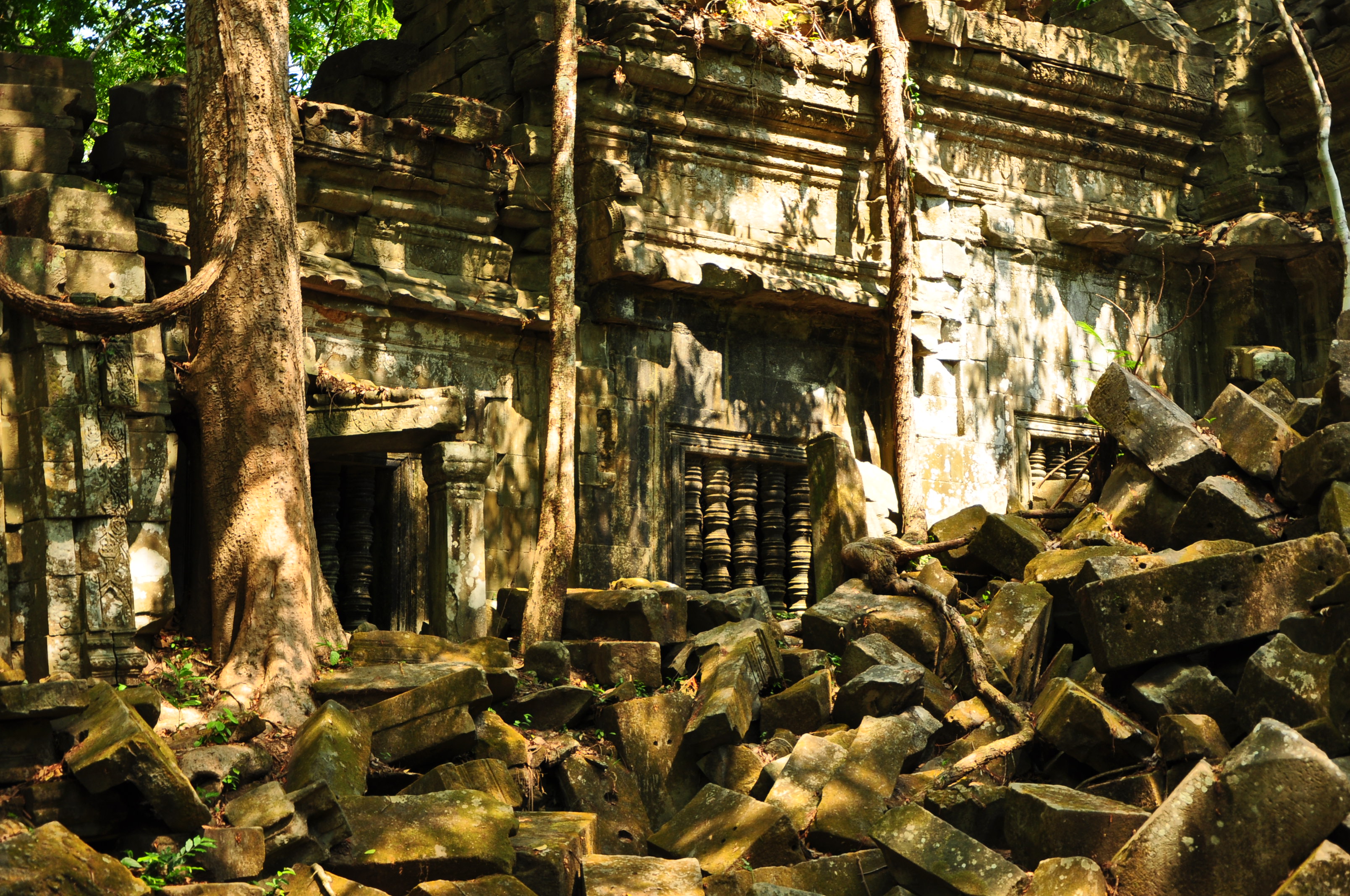 崩密列,同女王宫一样,静静躺在荔枝山下,陪伴着高棉王朝的发源地.
