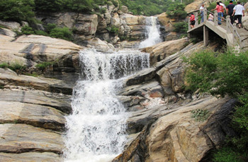 卢崖瀑布风景区