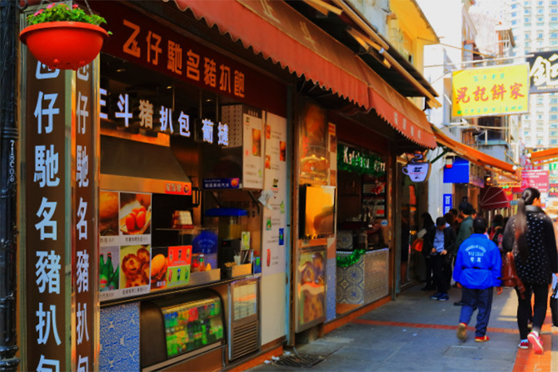 氹仔岛官也街是澳门闻名遐迩的美食街,中西小吃名目繁多