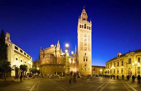 吉拉尔达塔(giralda)是塞维利亚的地标,不论在城市的哪个位置都能