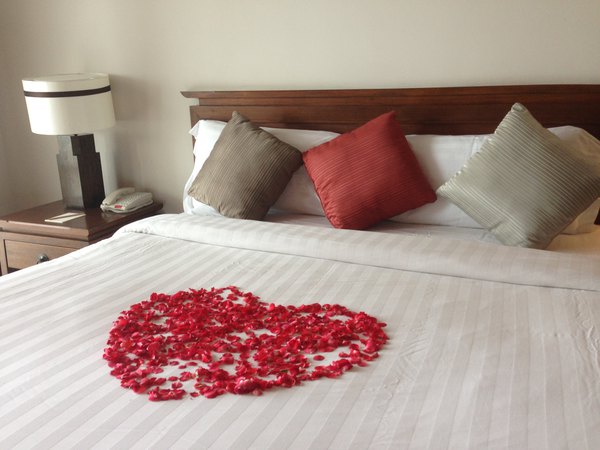 酒店贴心的为我们布置了花瓣床