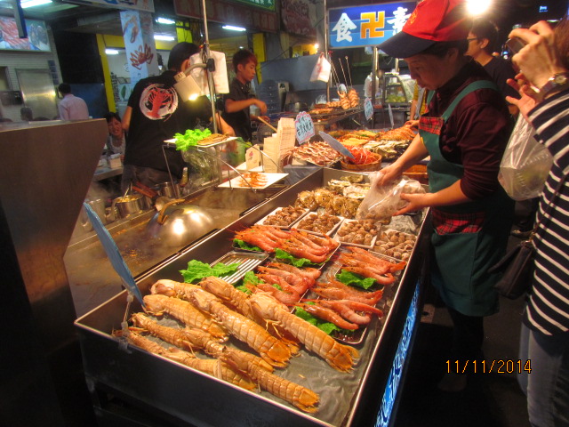 这个夜市以海鲜为,喜欢吃海鲜的可以非常满足,有小小的龙虾,大