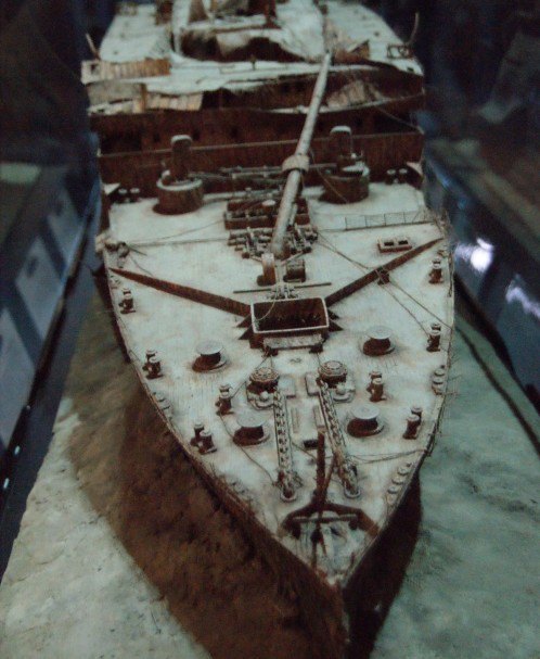 泰坦尼克号沉在海底的模型.