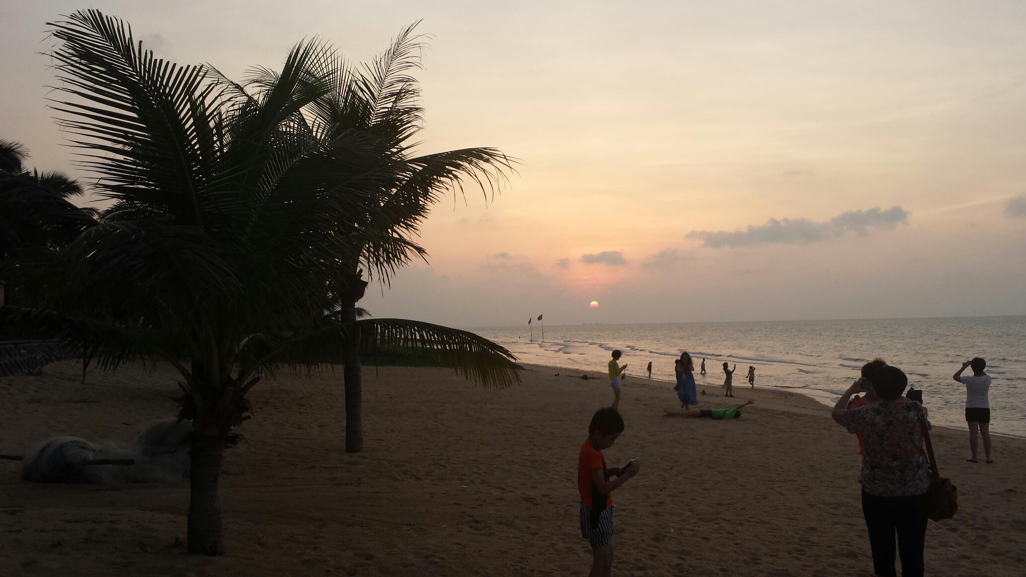 在发生在海滩,一游艇上有八名游客等待救援,但