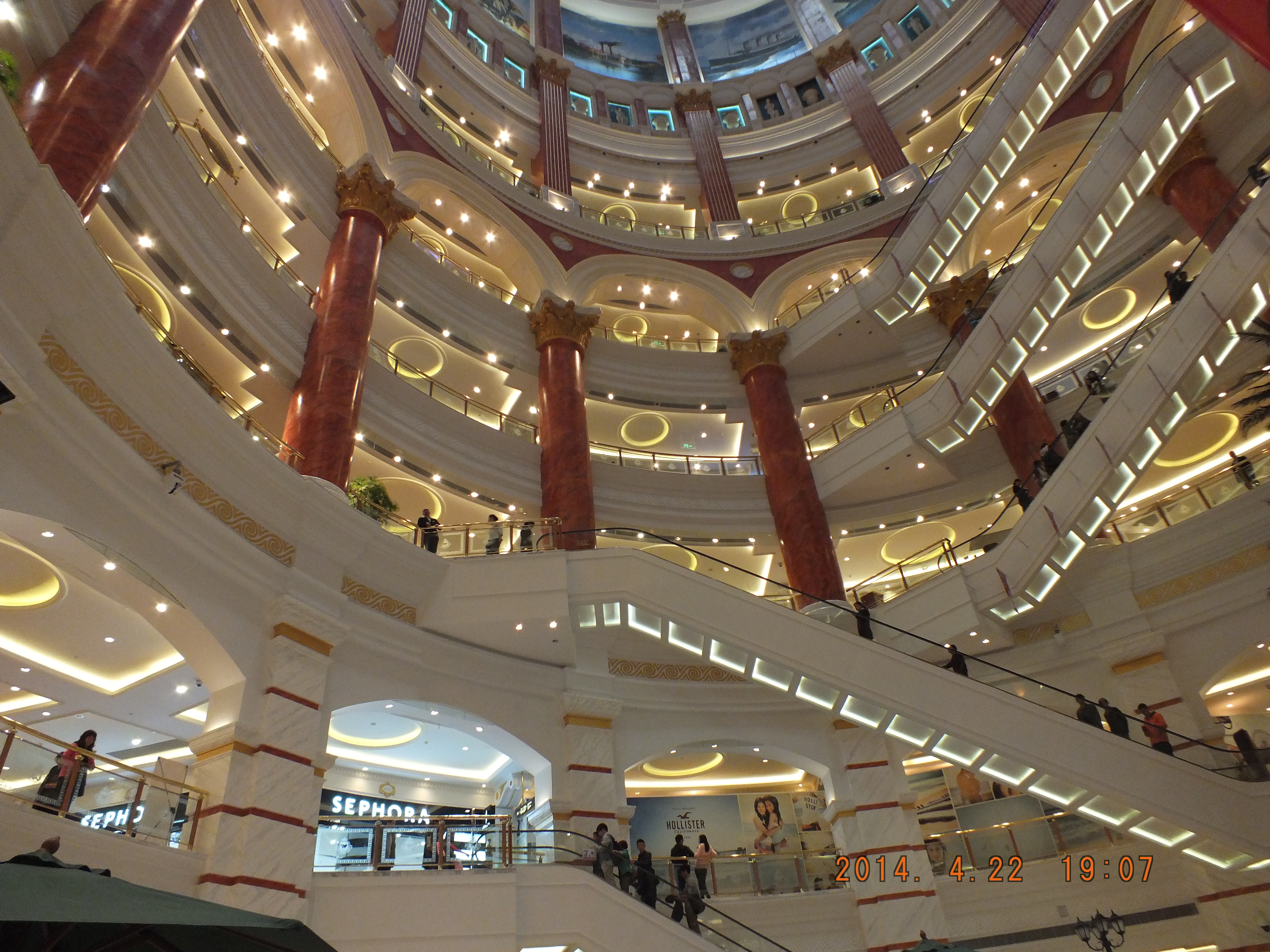 不出国门, 逛 国内唯一欧式风格的shopping mall.