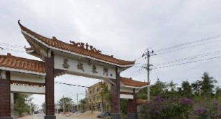 古昌化城现保存的历史古迹及文物,除古环城土墙,壕沟,还有越鼎衣冠墓