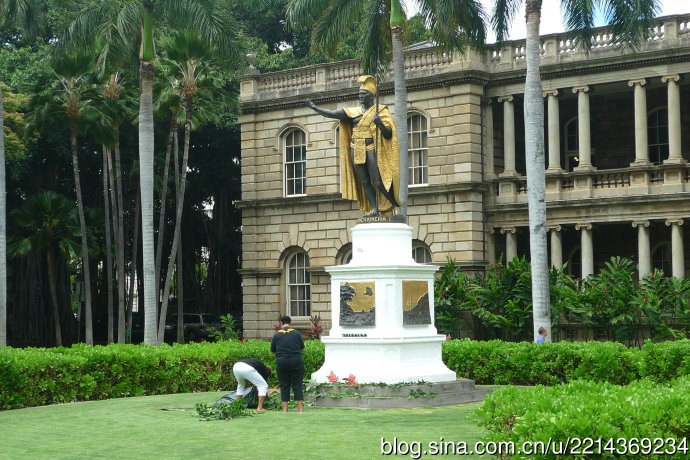 区的摩天大楼旁,有一些重要地标,例如伊欧拉尼皇宫(iolani palace)