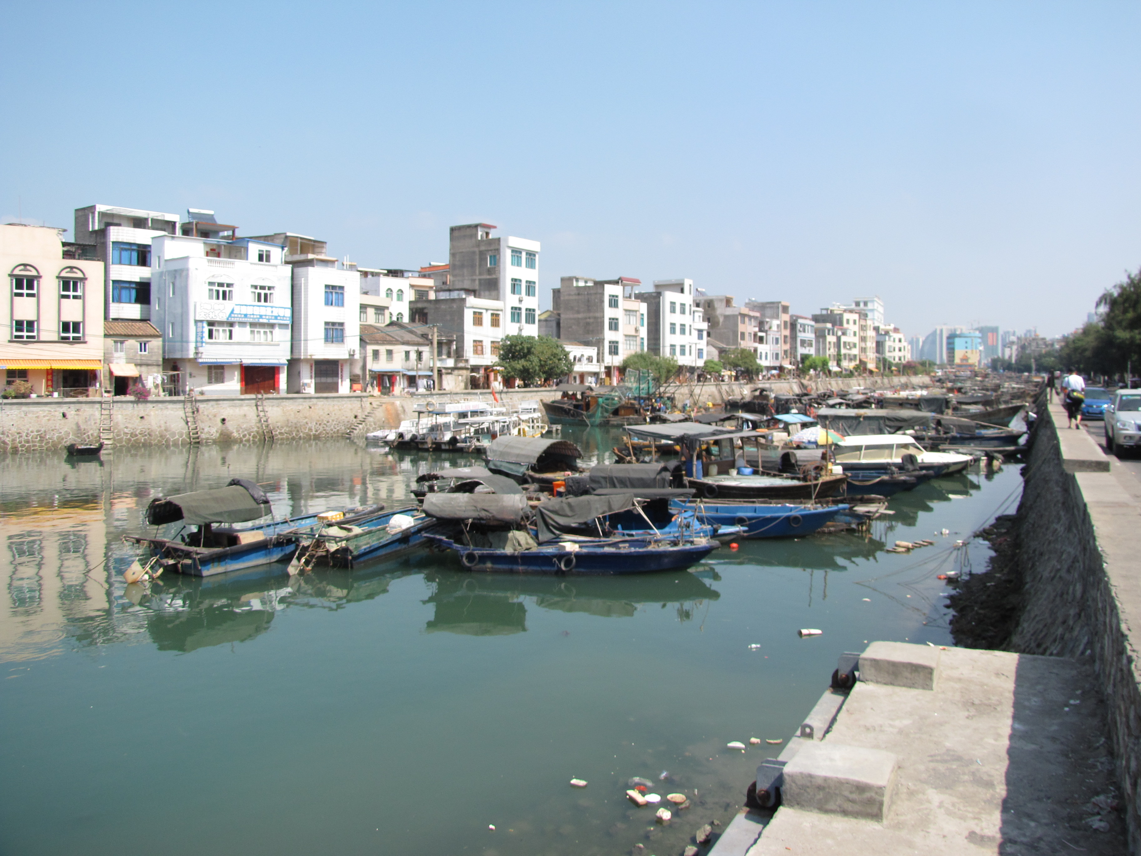 广西北海市地角停泊的渔船