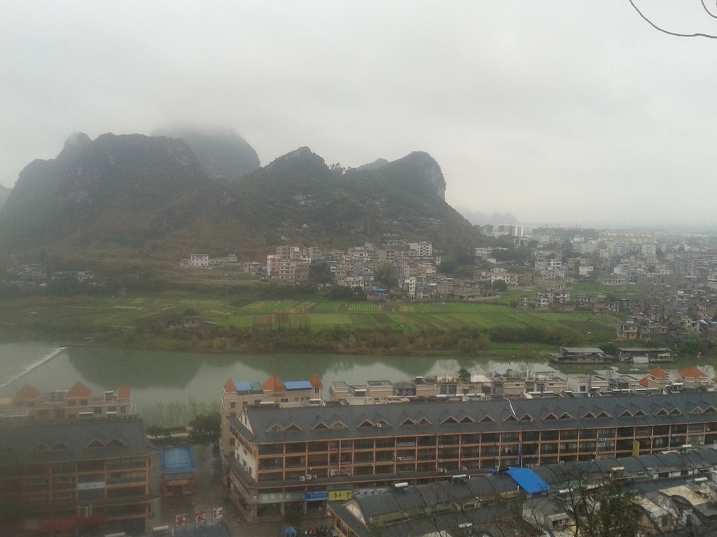 3月2日,在美食广场饮早茶后,我们开车去钟山县.