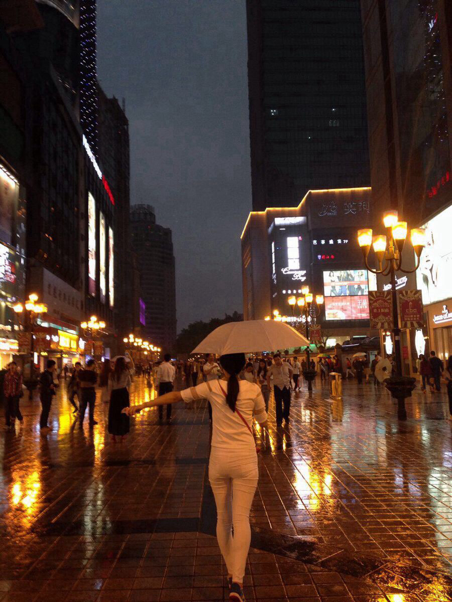 下雨了,雨夜中