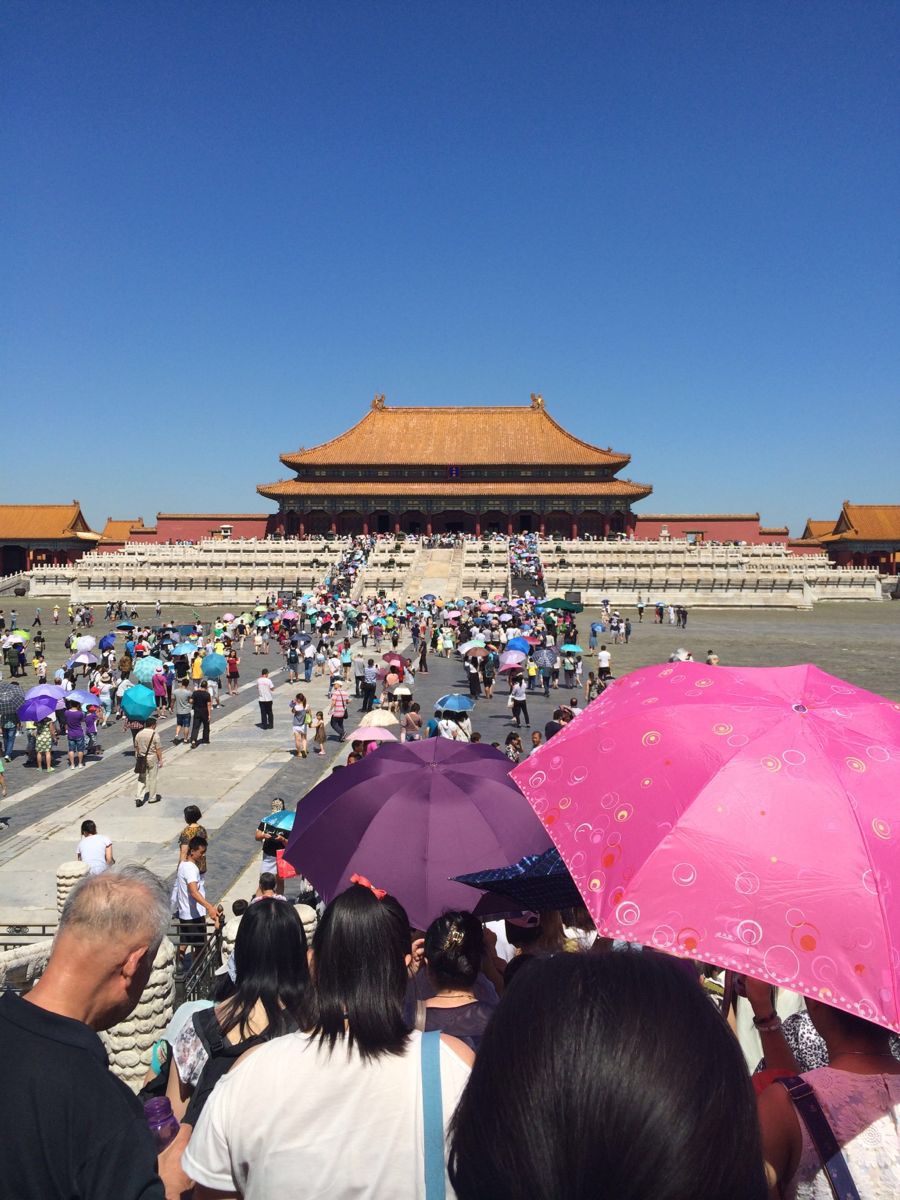 很喜歡故宮,高考結束后和媽媽去的北京,故宮是一直都想去的地方,感覺很神秘,雖然去的時候人特別多,也會感覺異常的興奮,跟著各種游故宮的團的尾巴,聽著導游講的各個著名建筑的歷史和一些上學時候沒在歷史書上學習過的故事,感覺真是漲知識啊,逛故宮用了我一整天的時間,看見古代主子們住的地方,突然也發現不像在電視里看的那樣,看見那些老照片感覺,古代的妃子們怎么穿得那么多啊~哎,總之,去了一趟故宮,我的未解之謎又少了一些,不錯啊