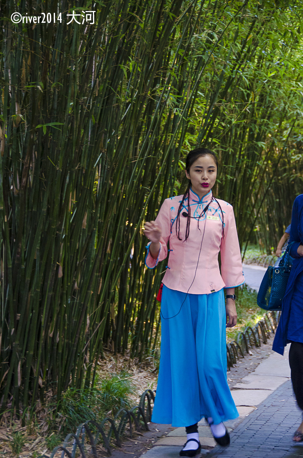 美丽的讲解员身着古代服装