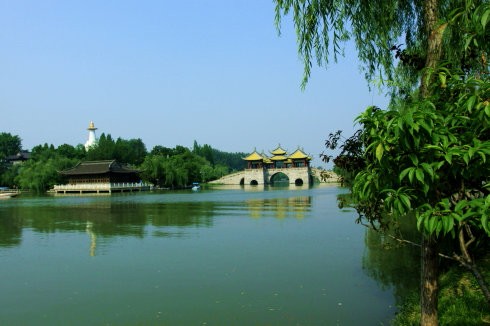 扬州瘦西湖的五亭桥官名是莲花桥,因其造型似莲花而得名!