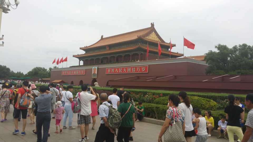天安门广场位于北京的中轴线上,是共和国的中心广场。天安门城楼、人民大会堂、国家博物馆、人民英雄纪念碑等众多国家象征都坐落于此,各种大型庆典也都在这里举办,每天清晨的升国旗仪式更是吸引无数游客前来瞻仰。观看升降旗仪式天安门广场升(降)国旗仪式分为节日升旗仪式和平日升旗仪式。