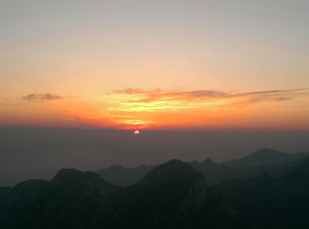 华山,白天北峰上,次日西峰索道下,东峰看日出