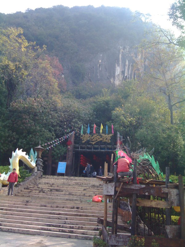 从莲都镇开始,依次有十里画廊,龙山景区,黄岩洞,千层峰景区,杨池古村