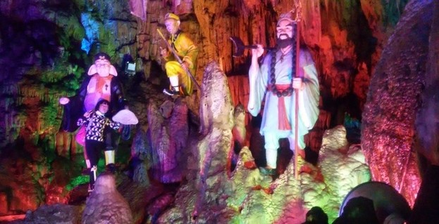 距昆明黄土坡7公里,由西游洞,水帘洞,观音洞三个主景区构成