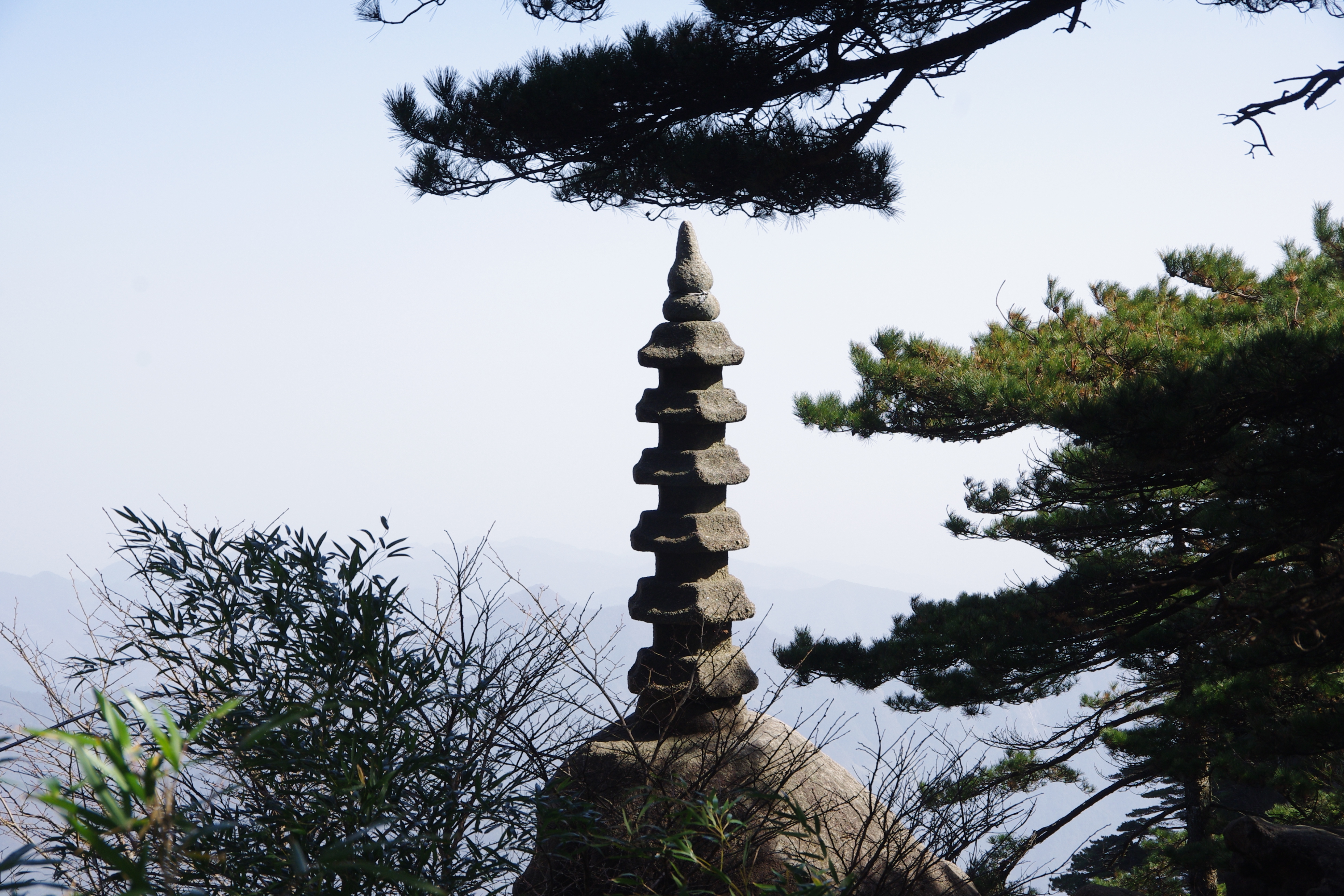 2019风雷塔游玩攻略,在龙虎殿傍边,岩石上有一座.