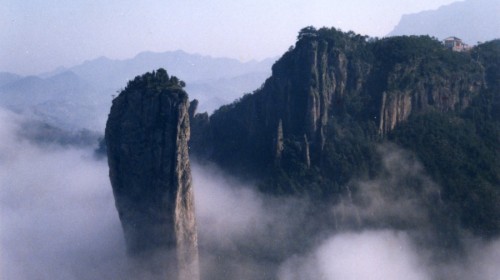 仙都景区是仙都风景名胜区的主景区,以仙都山为依托,境内如人间仙境
