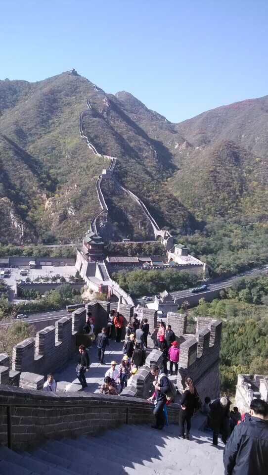 北京著名景点就是人多.长城在郊外.遥远.自己坐车过来.幸好没跟团.