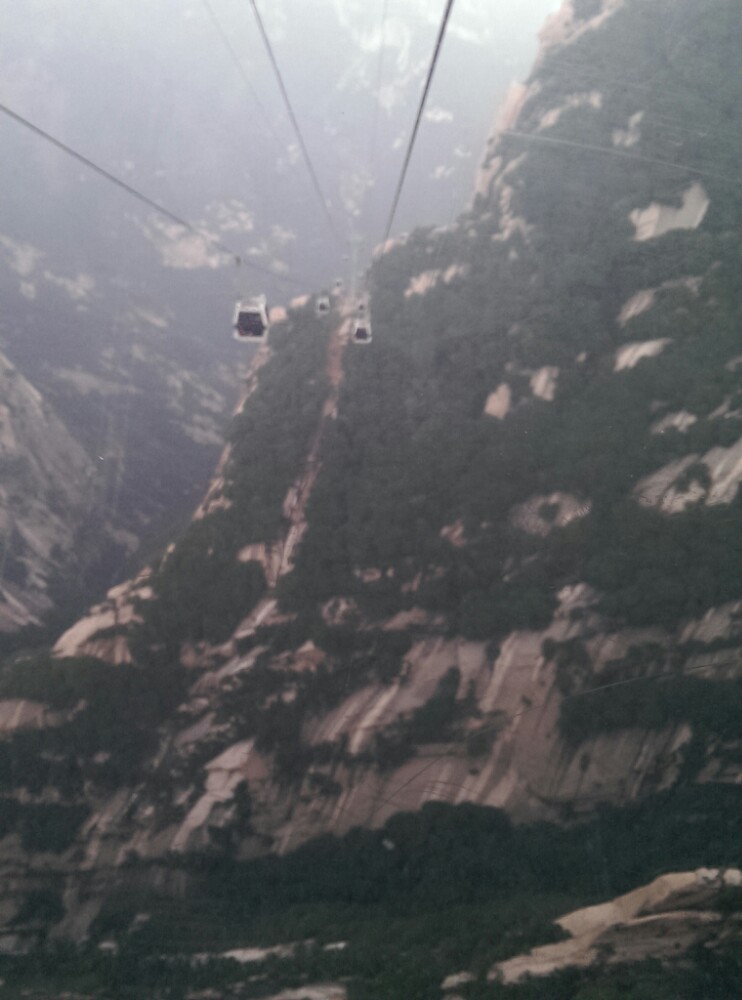 华山,白天北峰上,次日西峰索道下,东峰看日出