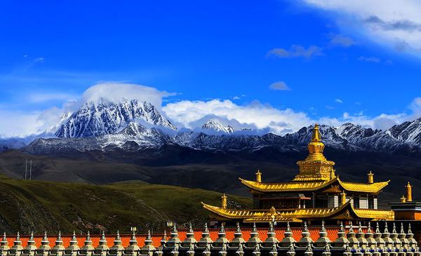 雅拉雪山,木雅金塔,藏族古籍称其为"第二香巴拉"是塔公草原最具代表性