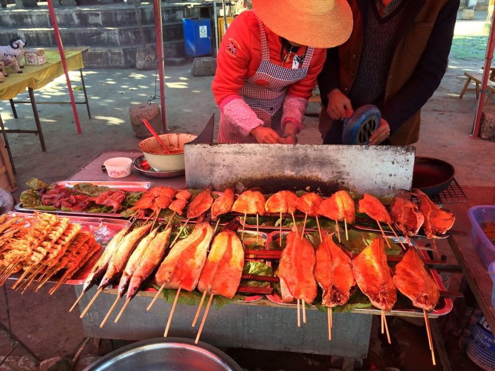                岛上洱海边烤鱼摊