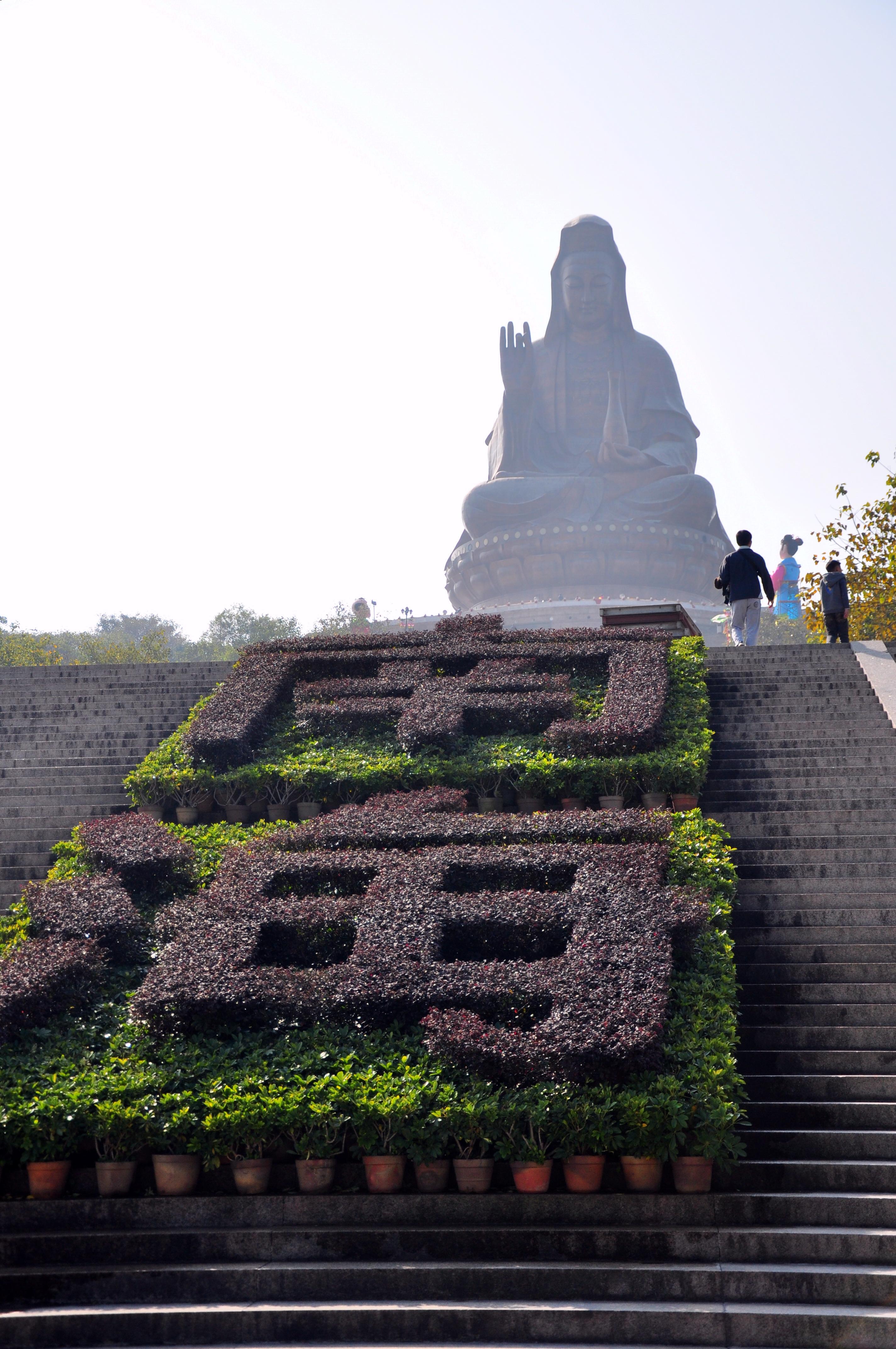 南门开车上山,经过一段像心电图一样的陡峭山路,很快就来到了西樵山的