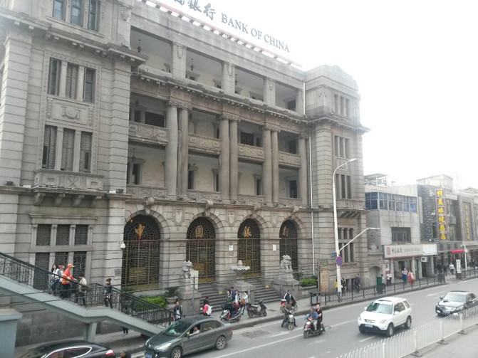 天桥上照的中国银行大楼,1915年落成,前身是汉口大清银行.