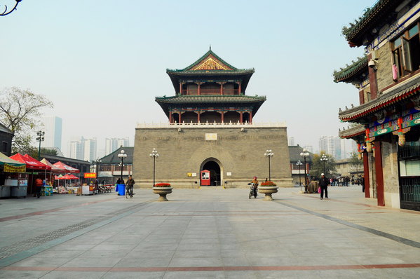 鼓楼位于天津的城中心,整个鼓楼商业街为十字型,以青砖瓦房的明清