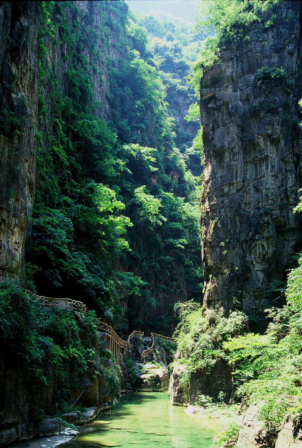 雄浑壮丽的太行山大峡谷