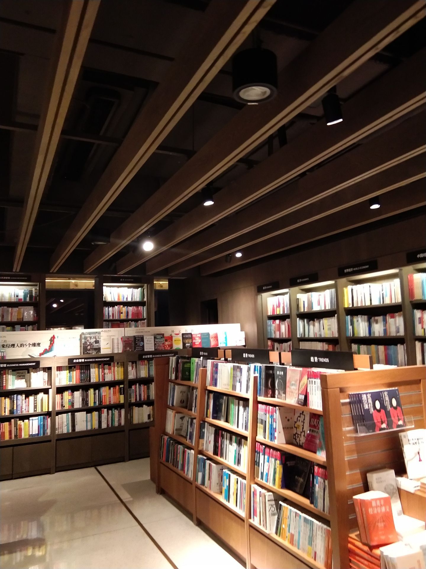 位于苏州金鸡湖畔的诚品书店非常不错文化主题书店加上各种文艺创意