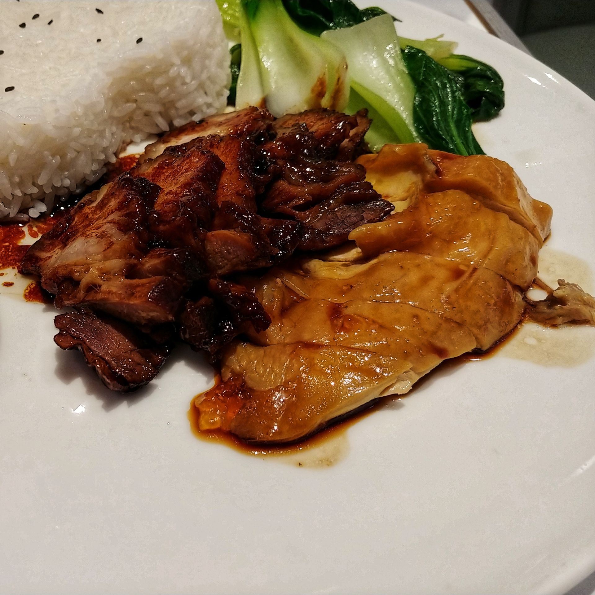 豉油鸡拼黑叉烧饭豉油鸡的鸡肉很嫩很好吃叉烧很入味但嫩度可以再好一