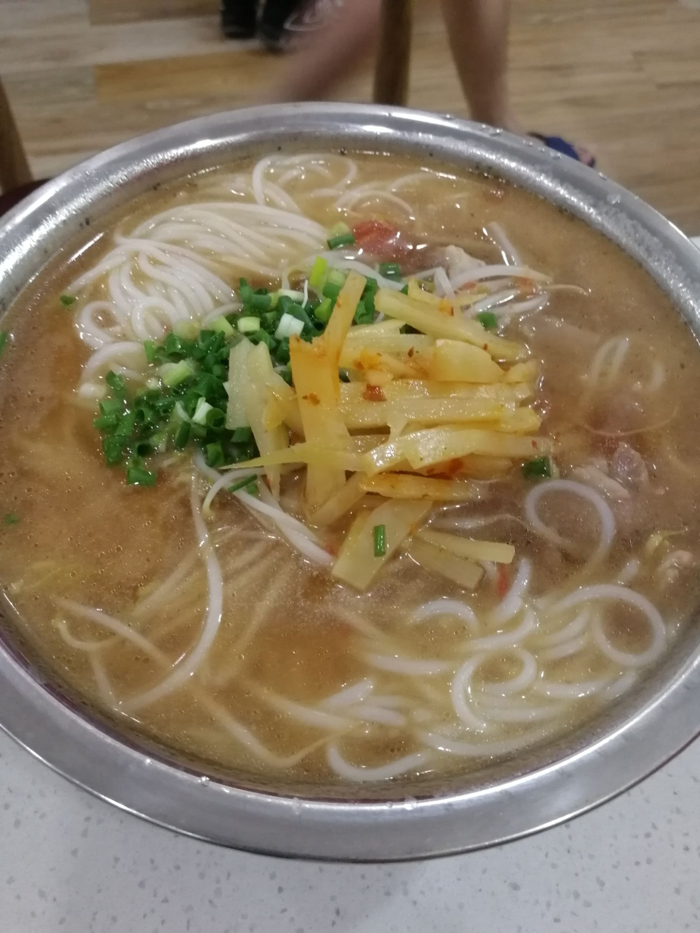 还把款式样本都放出来了,直观,点了所谓的隔山肉粉,说是肉比较嫩,但