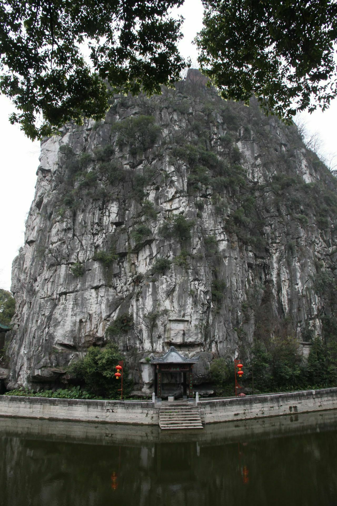独秀峰是广西桂林市靖江王府里的一个山峰