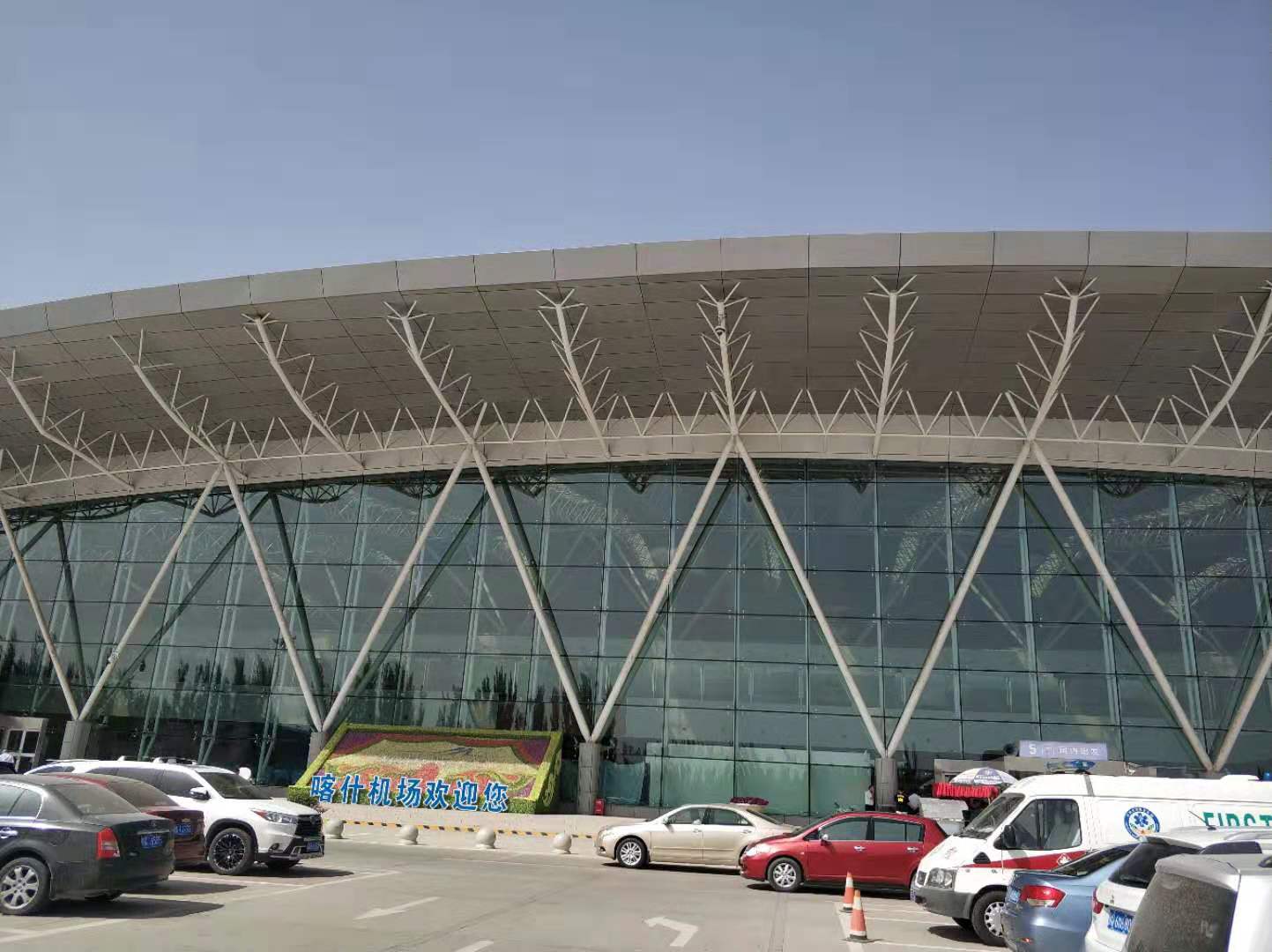 喀什机场是喀什的重要交通枢纽,由于新疆实在是太大了,而且南疆没有