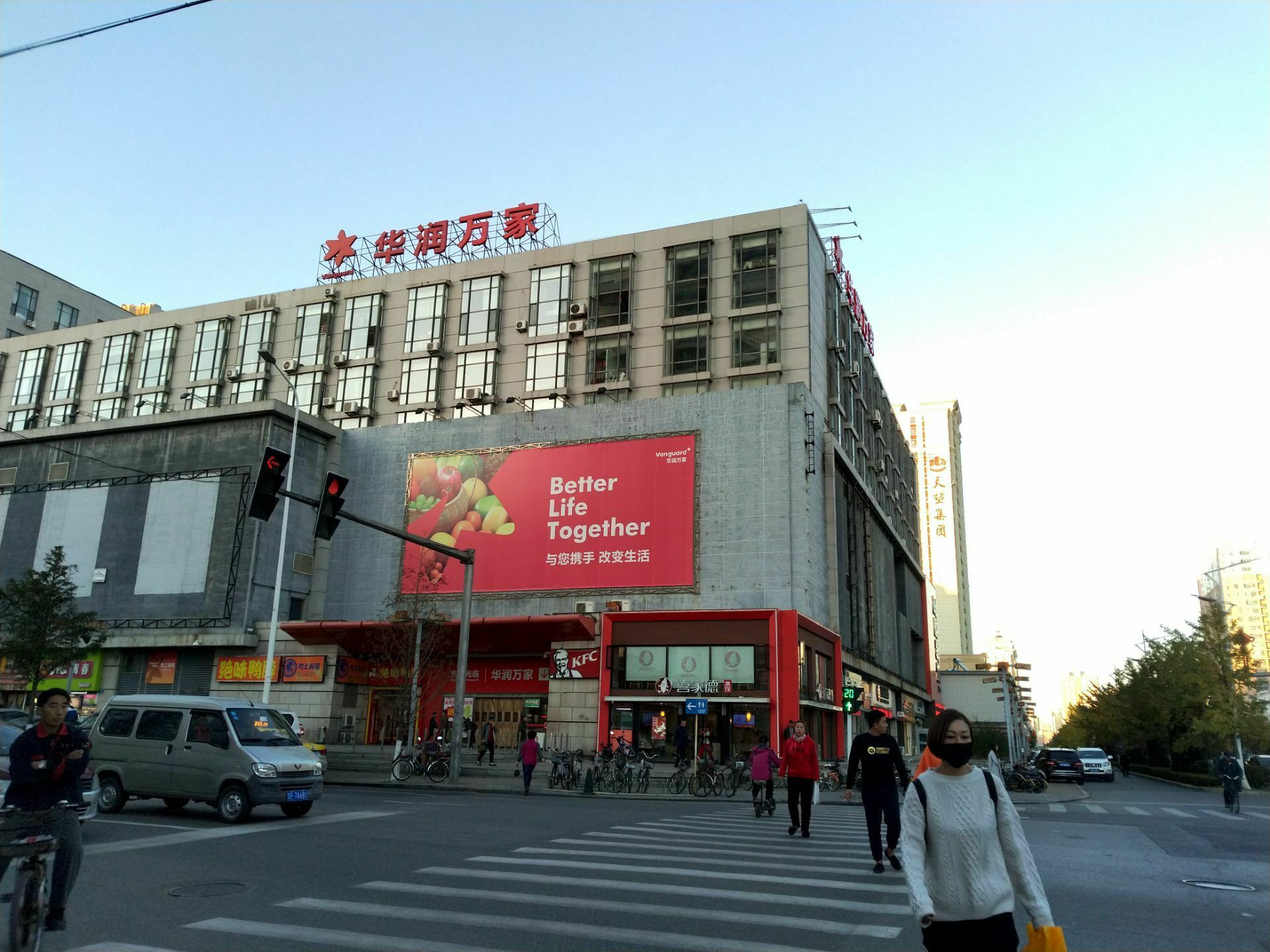 丹东市振兴区锦山大街与体育馆路交汇的新乐购超市一楼是一家全国连锁